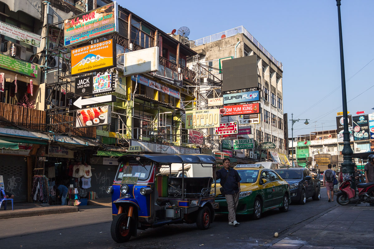 Thai streets. Бангкок улицы. Улица в Бангкоке Каосан роуд. Улица Уокинг-стрит в Паттайе. Бангкок Тайланд город улицы.