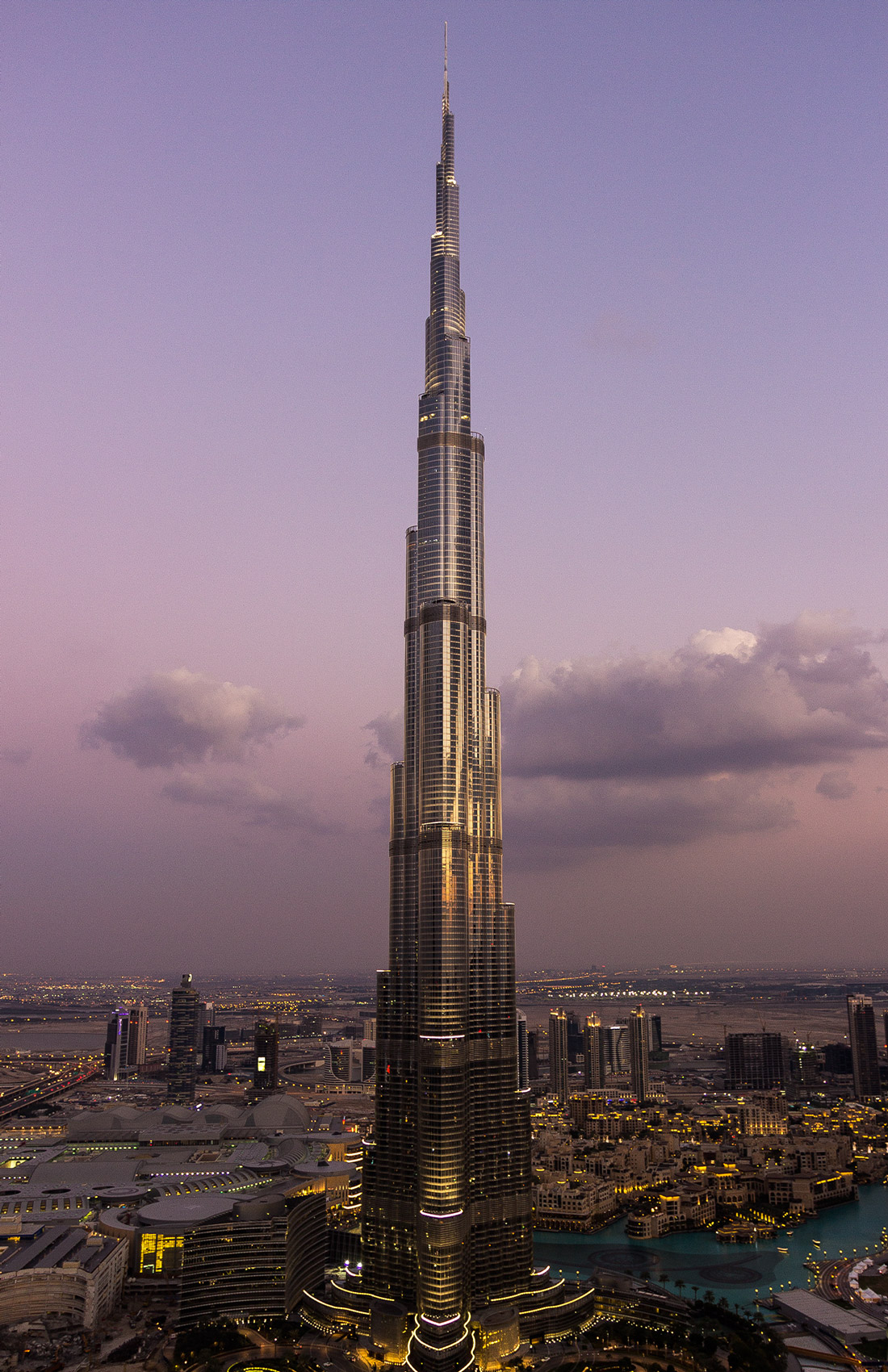 Башня бурдж халифа этажей. Башня Бурдж Халифа. Башня в Дубае Бурдж. Бурдж Халифа высота. Бурдж-Халифа Дубай этажи.