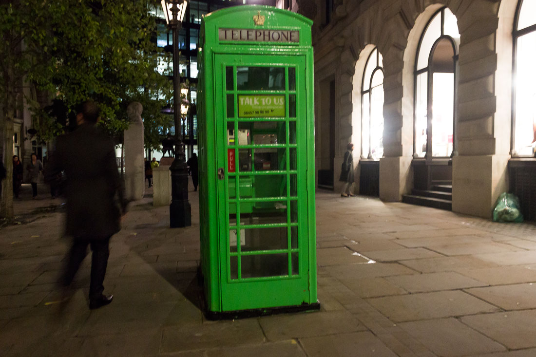 Зеленый лондон. Зеленые Телефонные будки в Лондоне. Лондон Butka. Зеленая будка. Английская телефонная будка зеленая.